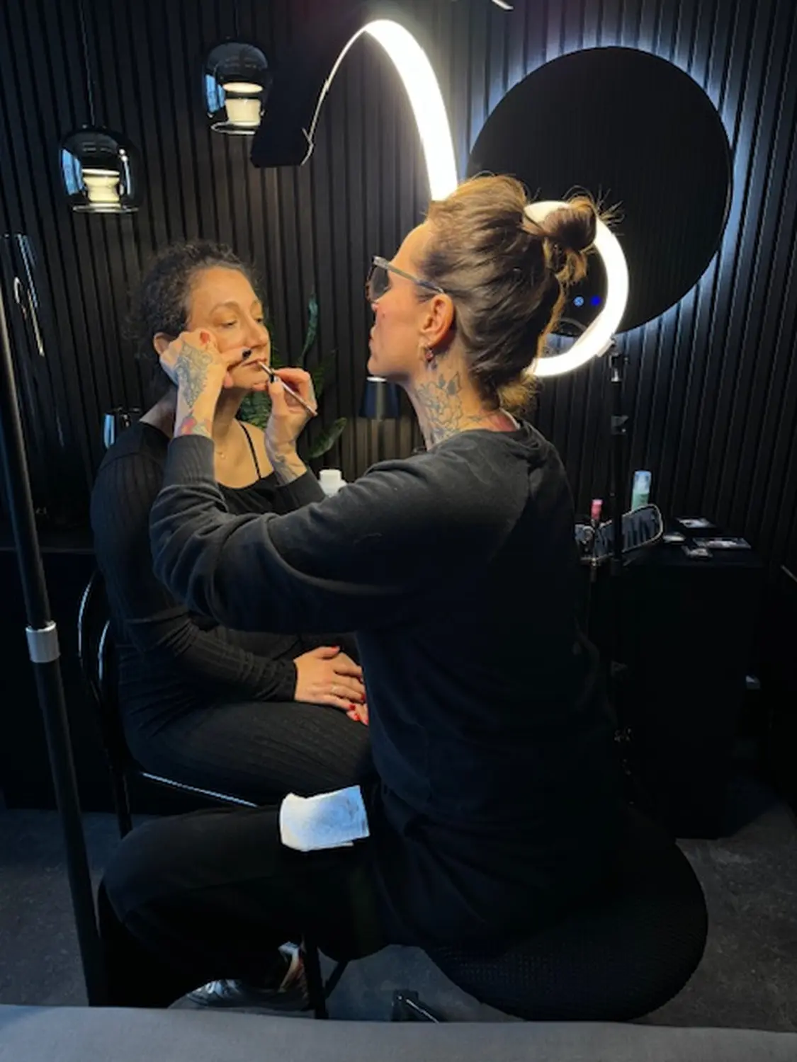 Frau macht Lippenbekenntnisse von Manipura Cosmetic & Wellness