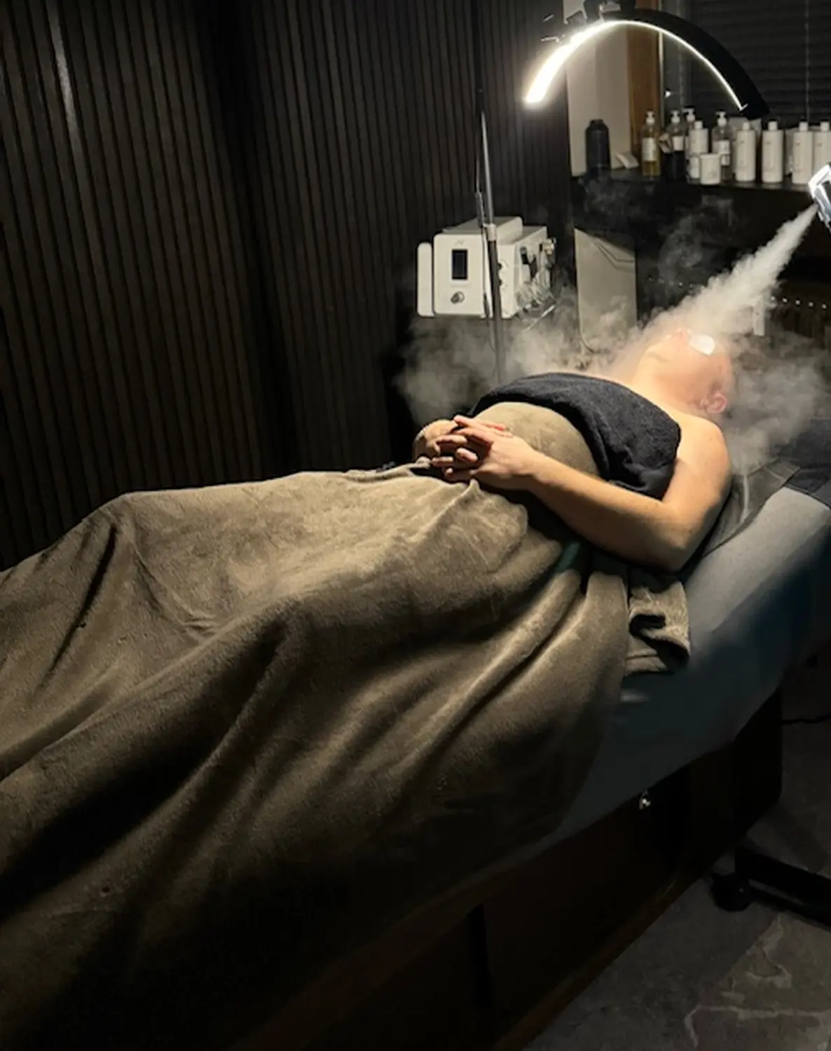 Mädchen legt sich hin von Manipura Cosmetic & Wellness